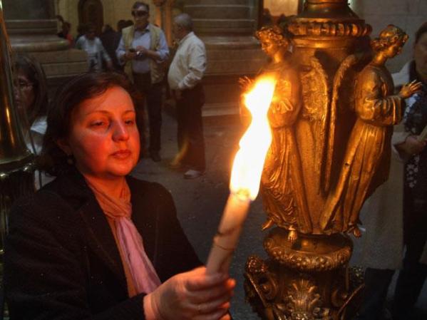 Jerusalén: Peregrinos en la Iglesia del Santo Sepulcro, donde se cree que estuvo la tumba de Jesucristo. El Domingo de Ramos marca el inicio del Semana Santa.