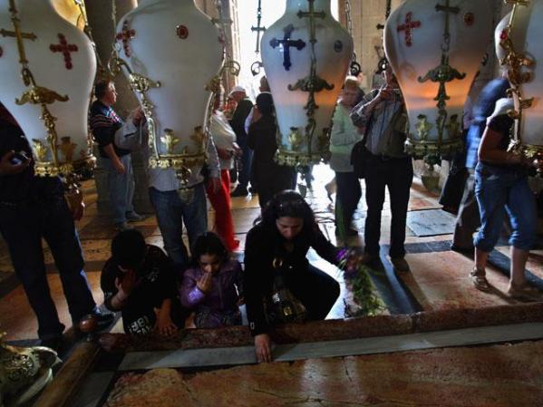Jerusalén: Fieles besan la Piedra de la Unción , donde se cree que prepararon el cuerpo de Jesús para la sepultura.