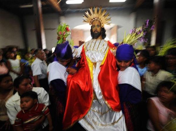 Panchimalco, El Salvador: Fieles listos para la procesión del Domingo de Ramos, este día conmemora la entrada de Jesús a Jerusalén.