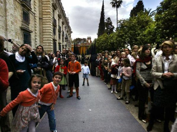 Sevilla, España: La gente se junta para ver una procesión que suelen ser todos los días durante la Semana Santa.