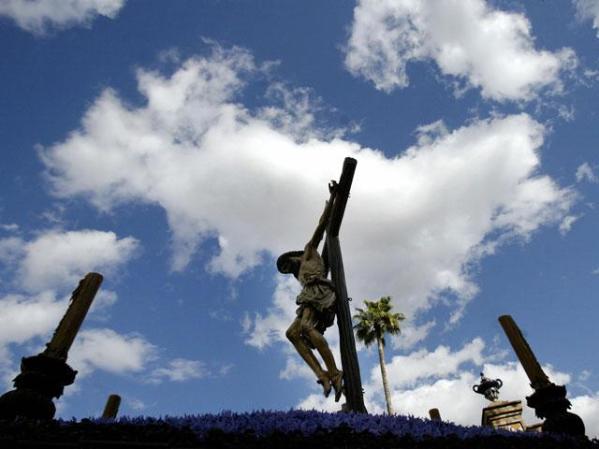 Sevilla, España: La cofradía de Los Estudiantes llevan un Cristo crucificado.