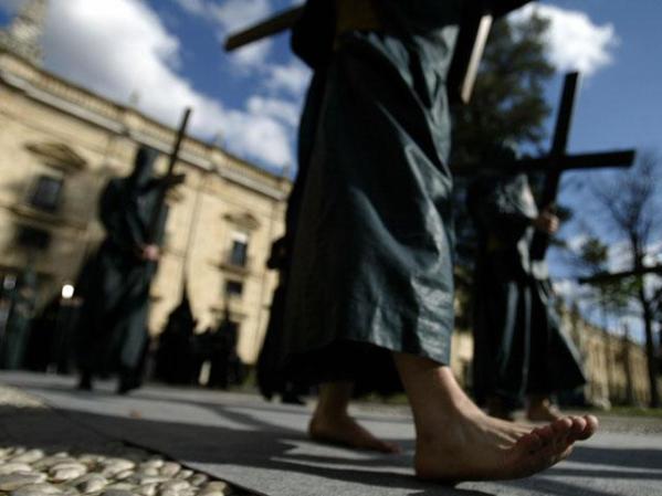 Sevilla, España: La cofradía de Los Estudiantes realizan la procesión descalzos, es una marcha de penitencia.
