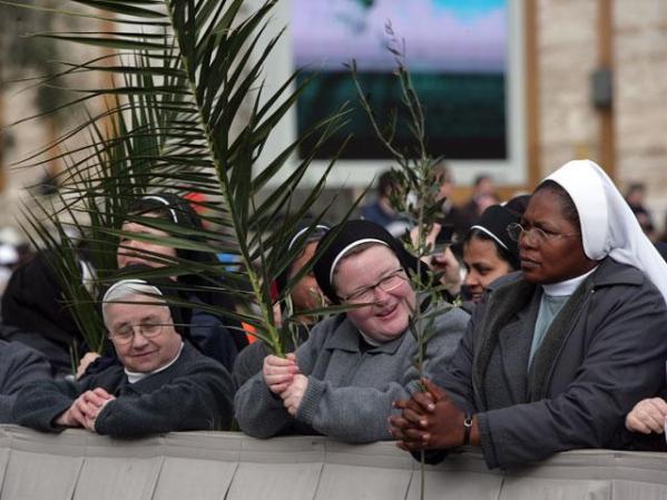 Ciudad del Vaticano: Bendición de las palmas en el Domingo de Ramos.