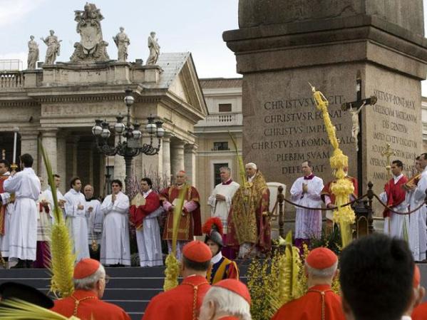 Ciudad del Vaticano: El Papa Benedicto 16 durante la misa del Domingo de Ramos.