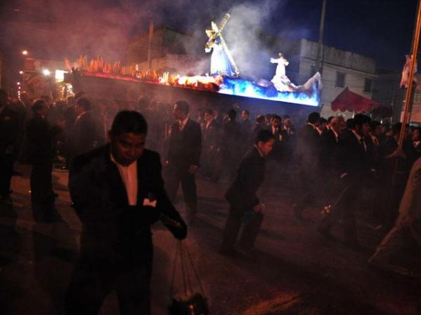 Ciudad de Guatemala: Procesión de Semana Santa con la imagen de Jesús de los Milagros en el centro histórico de esta ciudad.