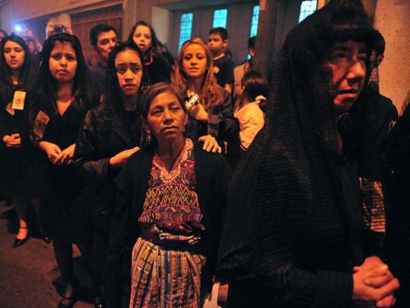 Ciudad de Guatemala: Mujeres observan la procesión de Semana Santa en el centro histórico de esta ciudad.
