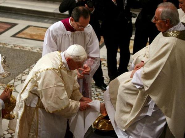 Ciudad del Vaticano: El Papa Benedicto 16 en la misa de la última cena, lavando los pies a doce personas.