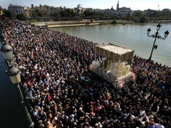 Sevilla, España: La procesión con la Virgen La Esperanza de Triana .