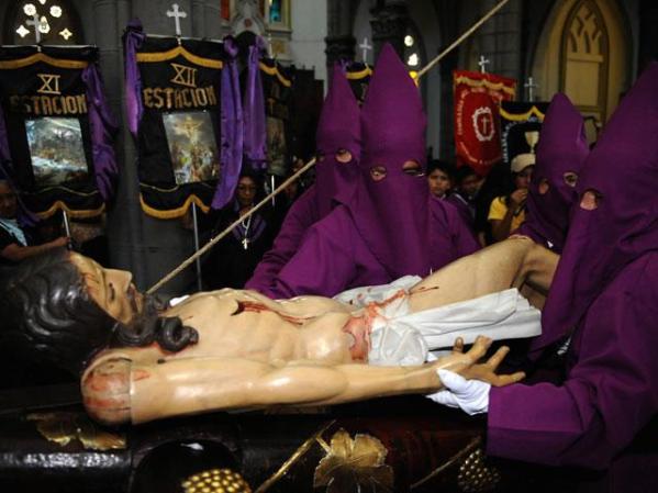 El Salvador: Miembros de la cofradía de Jesús Nazareno durante el Vía Crucis en la iglesia del Calvario en el centro de San Salvador.