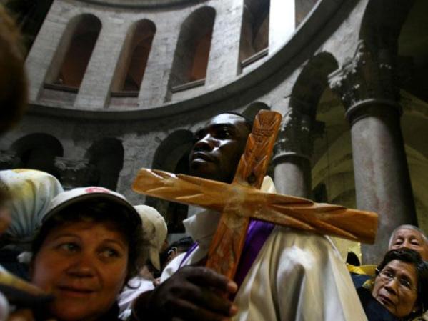 Jerusalén: Fieles cristianos en la procesión del Viernes Santo en la Iglesia del Santo Sepulcro.