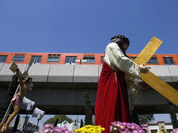 México: Vista de la procesión del Viernes Santo en la capital mexicana.