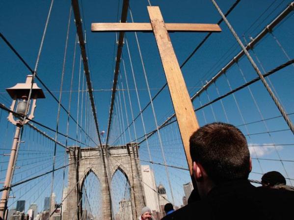 Nueva York: La tradicional procesión sobre el puente de Brooklyn.