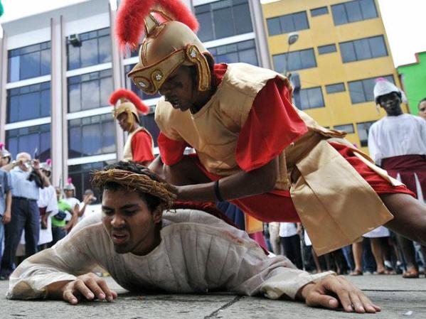 Panamá: Actores durante la representación del Vía Crucis en ciudad de Panamá.