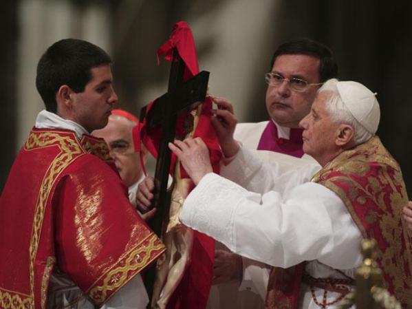 Ciudad del Vaticano: El Papa Benedicto 16 en la ceremonia del Viernes Santo en la Basilica de San Pedro.