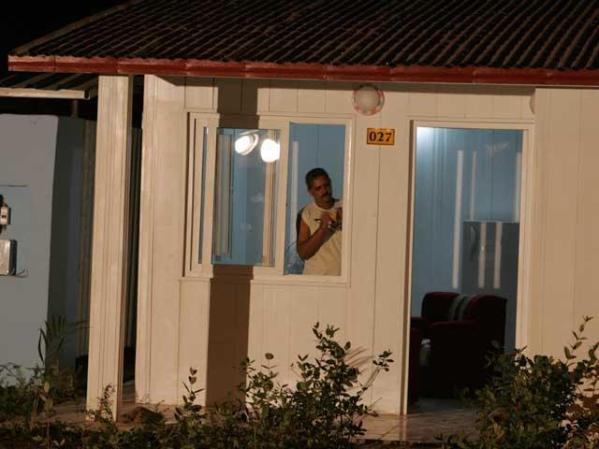 20 DE DICIEMBRE, 2007: Un trabajador le da los toques finales a una de las 100 casas construidas en Cienfuegos con dinero venezolano.