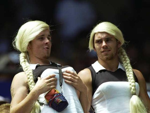 La joven tenista no tardó en conseguir adeptos entre el sector masculino, entre ellos estos dos payasos.