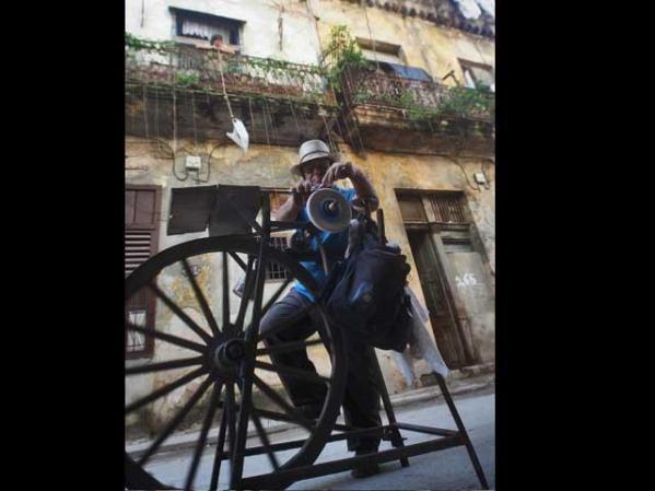 El afilador Pedro Ortiz, 71, pide tres pesos (15 centavos de dólar) por cuchillo o tijeras.