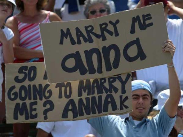 Un fan le pide boda desde las gradas, sin éxito.