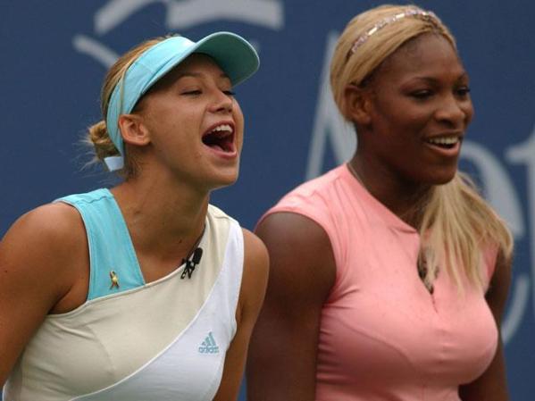 Kournikova bromea con Serena Williams durante el torneo benéfico Arthur Ashe del 2002 en Flushing, Queens, Nueva York.