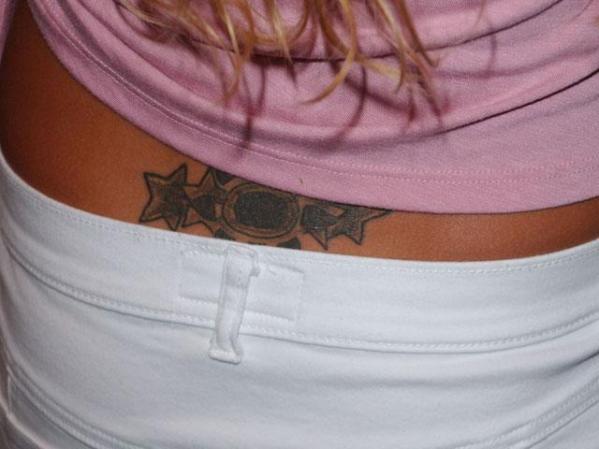 En un momento dado Kournikova decidió hacerse un tatuaje en el bajo de la espalda.