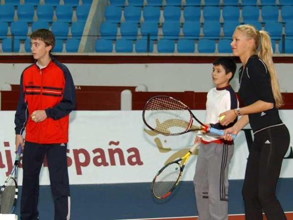 También comienza a dedicarse a dar clases, como esta en España, en diciembre del 2003.