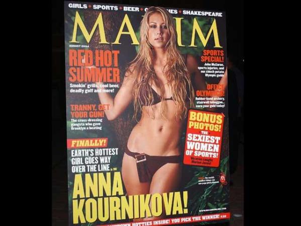 El hecho de que viviera con Enrique Iglesias no impidió que la atleta siguiese siendo considerada una de las mujeres más apetecibles del planata, como rubrica esta portada de la revista Maxim de agosto del 2004.