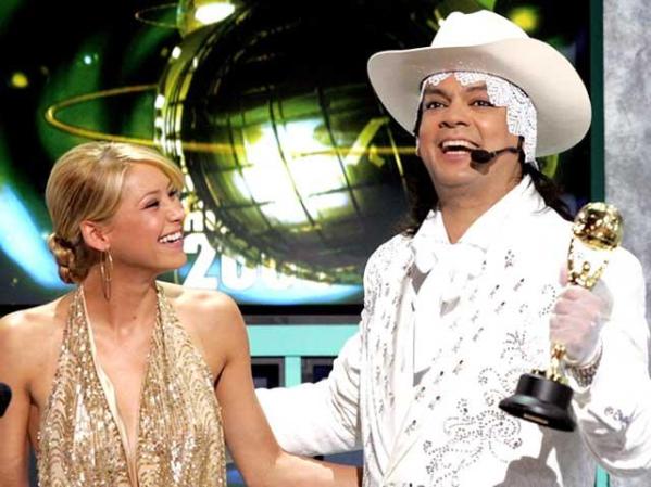 Entrega un premio al músico ruso Philip Kirkorov durante los 2005 World Music Awards en Hollywood, California.