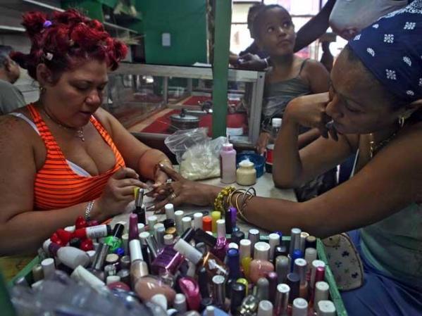 Zulema Garcia, de 45 años, también se dedica a embellecer uñas.