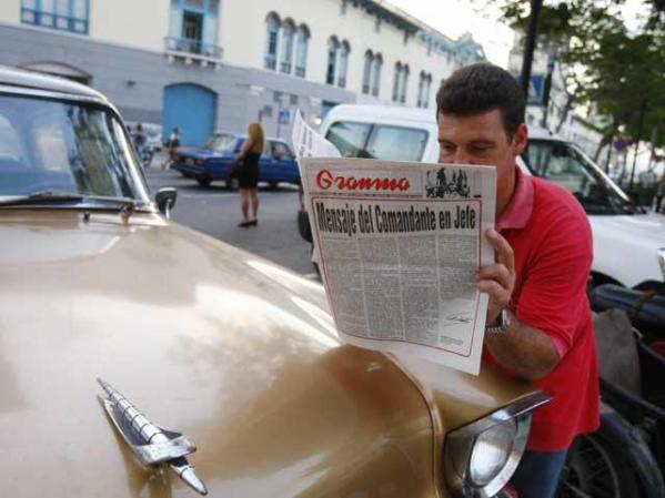 19 DE FEBRERO, 2008: Un cubano lee en "Granma" la noticia de que Fidel Castro renuncia oficialmente a la presidencia de Cuba.