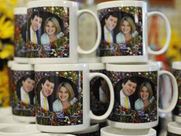 Toda suerte de objetos recordatorios se pusieron a la venta.