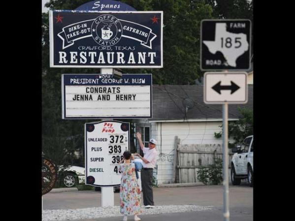 El dueño de un restaurante de Crawford, Texas, también aprovechó para felicitar a los recién casados.
