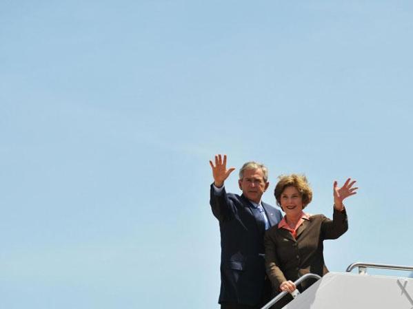 George y Laura Bush se embarcan de regreso a Washington.