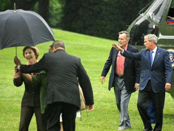 Bush padre e hijo en los jardines de la Casa Blanca.