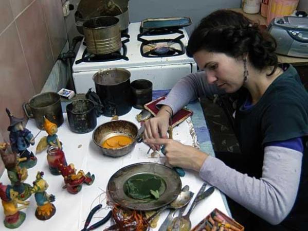28 DE FEBRERO, 2008: Mariela Perdomo hace velas de fantasía en su casa de La Vibora en La Habana para venderlas y ganarse unos pesos.