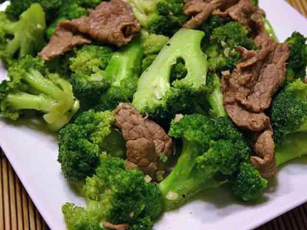 Y finalmente evita el platillo chino de carne con brócoli. Es una combinación de sodio con carbohidratos que además te producirán gases.