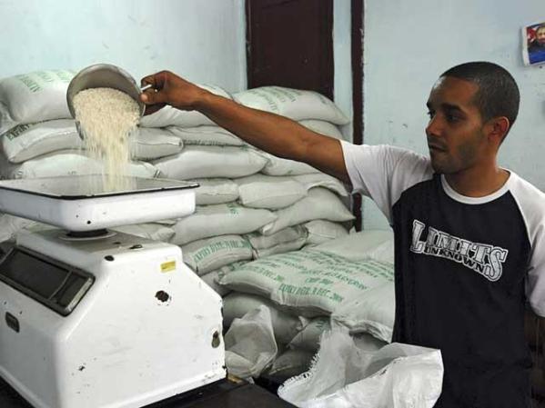 3 DE JUNIO, 2008: Un tendero estatal pesa arroz, que ha subido de precio en el mercado internacional y Cuba no produce el suficiente.