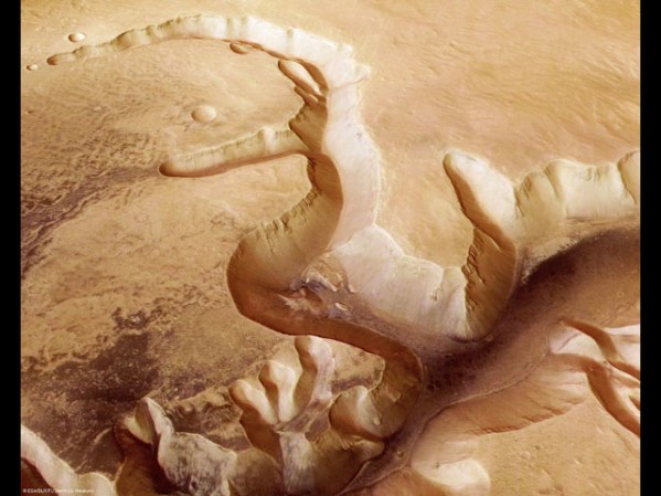 Las imágenes muestran una grieta profunda en una región llamada Echus Chasma, que los geólogos creen se formó por efecto de canales de agua subterránea.
