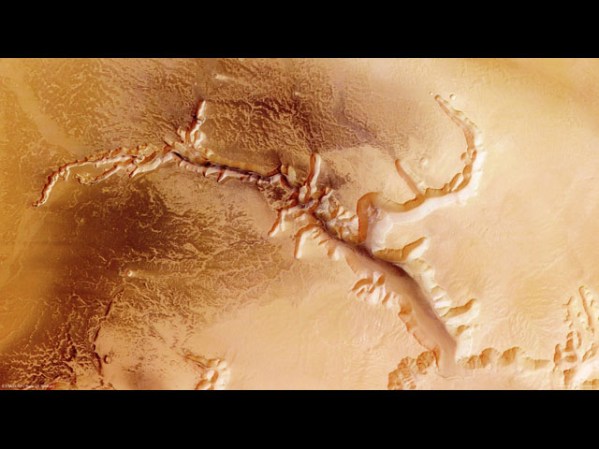 Muestran valles laterales creados por agua que fluía desde la meseta de Lunea Planum hasta la base de Echus Chasma, los valles de Kasei a unas 2,000 millas al norte. Los cañones tienen unas 62 millas de largo y hasta 3,000 pies de altura.