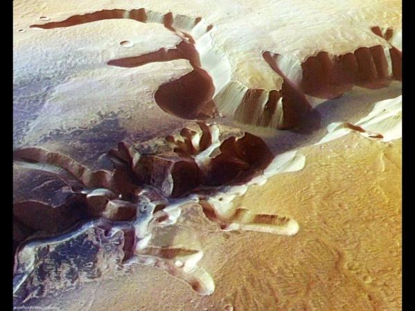 Las imágenes también muestran otros aspectos de interés para los estudiosos del tema de cómo se formó el planeta Marte como cráteres que evidencian actividad volcánica y un dique de magma de 15 millas de largo.