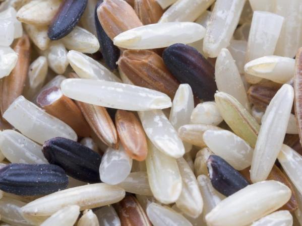 El arroz integral es bajo en grasas, tiene muy buen sabor y muchos nutrientes.