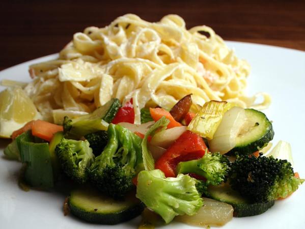 La pasta de harina integral tiene carbohidratos complejos y vitamina B.