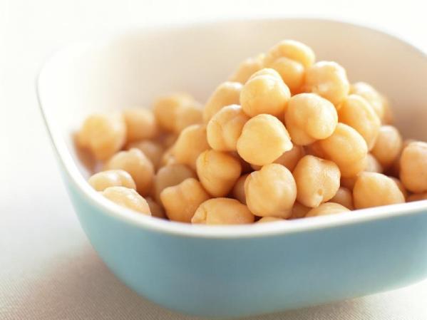Los garbanzos se pueden comer enteros o preparados en humus. Un lata cuesta cerca de un dólar.