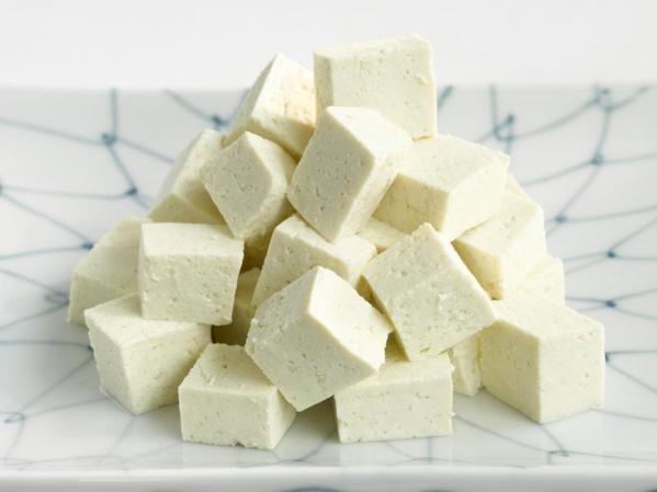 El tofu puede comerse incluso por personas que comen carne, contiene vitamina B y también hierro.