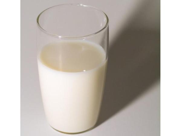 La leche baja en grasa cuesta aproximadamente un dólar por porción, y nuter con calcio, potasio, niacina y otros minerales.