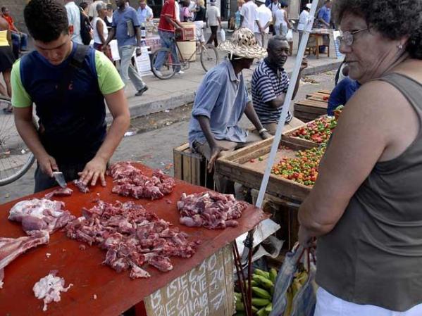 16 DE JUNIO, 2008: Venta de carne en un puesto oficial, en una calle de La Habana.