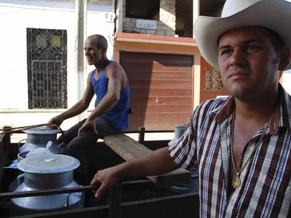 27 DE MAYO, 2008: Campesinos cubanos trasladan leche a un mercado de San Antonio de los Baños.