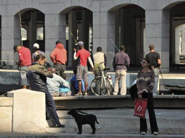 30 DE JUNIO, 2008: Tiempo de pesca en la bahía de La Habana.