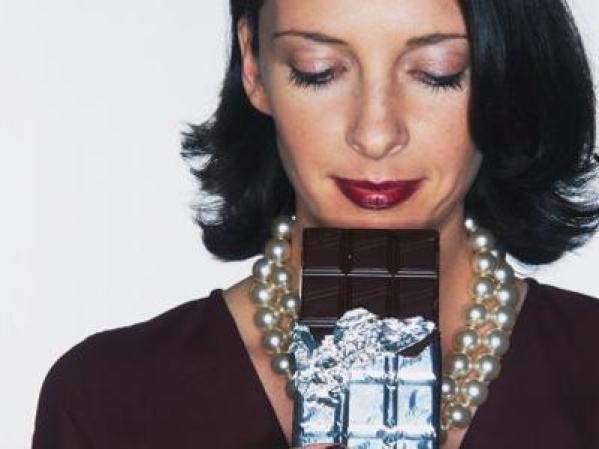 Y como se mencionó antes, pequeños trozos de chocolate oscuro semiamargo son considerados como beneficiosos para la salud y la dieta.