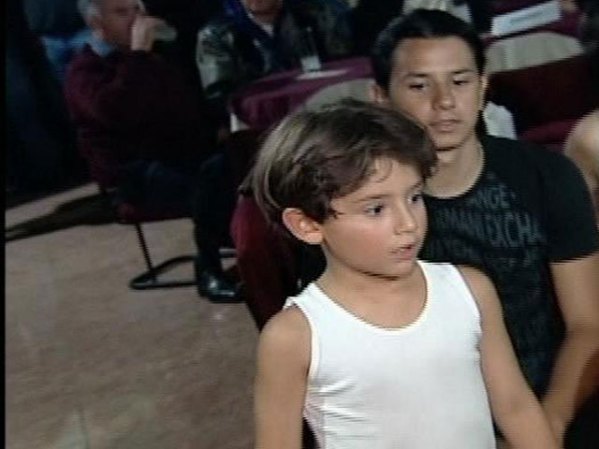 Pese a lo avanzado de la noche, los hijos de Niurka asistieron al espectáculo, entre ellos Emilio, con cinco años.