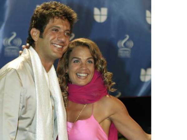 Su relación con el mexicano Bobby Larios ha sido sin embargo la más controvertida.